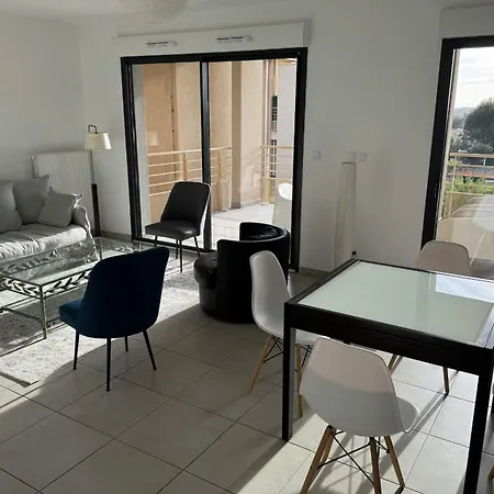 Spacious T3 With Terrace In * Hyères