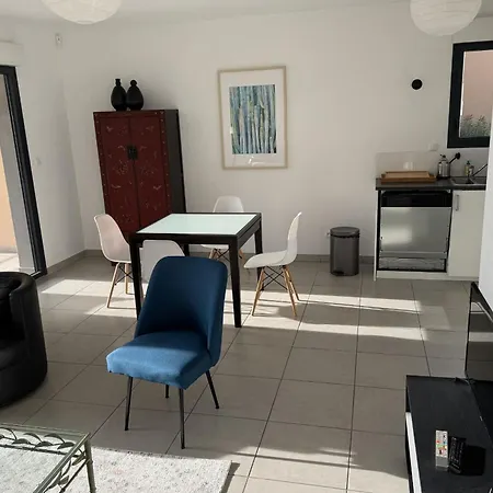 Spacious T3 With Terrace In Apartament Hyères